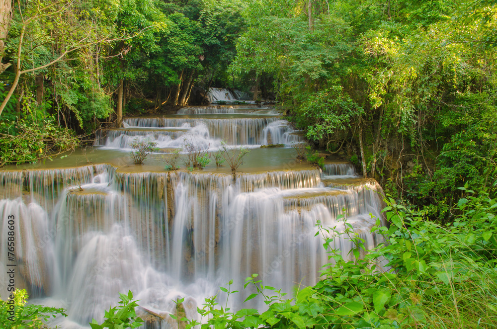 Waterfall in deep rain forest jungle (Huay Mae Kamin Waterfall i Waterfall in deep rain forest jungle (Huay Mae Kamin Waterfall i