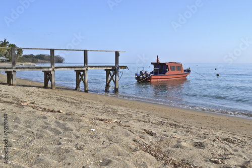 il molo e la barca photo