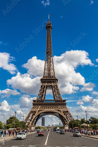 Seine and Eiffel tower  in Paris © Sergii Figurnyi