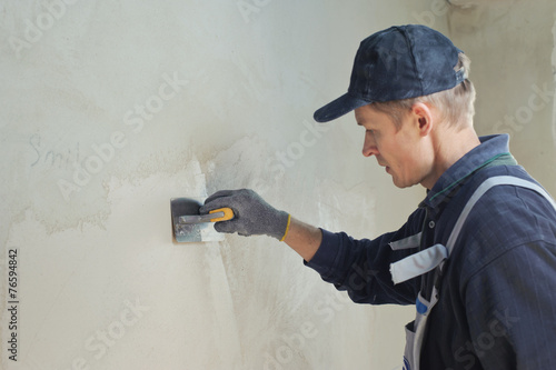 Man gets manually gypsum plaster