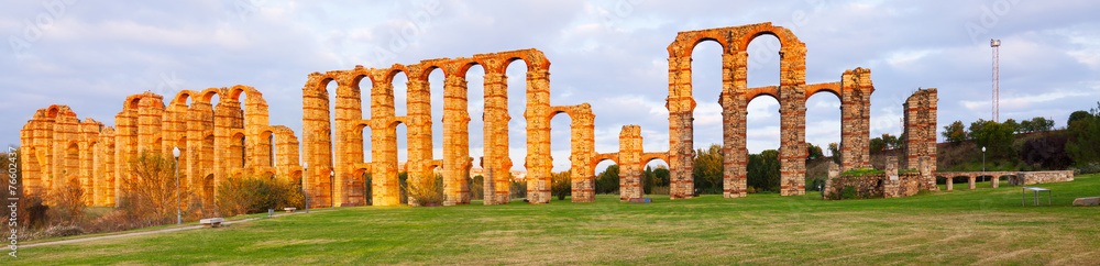 Fototapeta premium Panorama of Acueducto de los Milagros