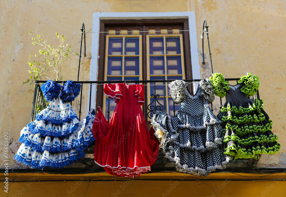 Naklejka premium Tradycyjne sukienki flamenco w domu w Maladze w Hiszpanii
