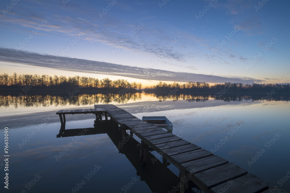 Naklejka premium Przystań rzeczna w zimowej scenerii