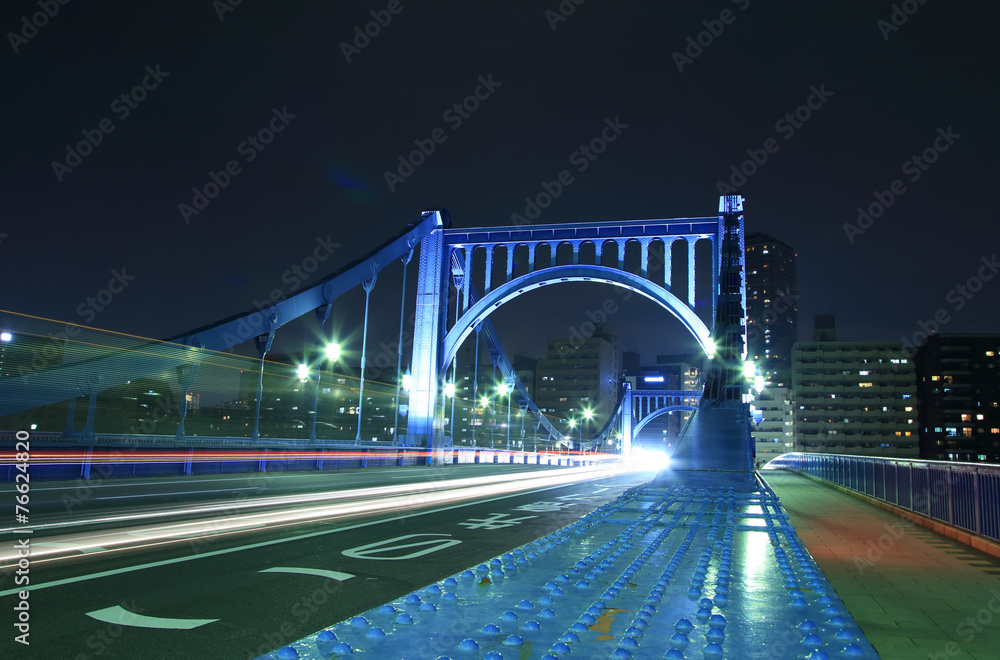 夜の清洲橋　車のヘッドライト光線