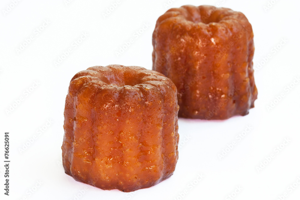 Canelés de Bordeaux sur fond blanc Canelés de Bordeaux sur fond blanc