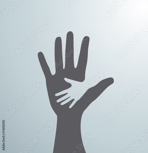 Silueta de mano sobre mano en señal de ayuda. Caridad.