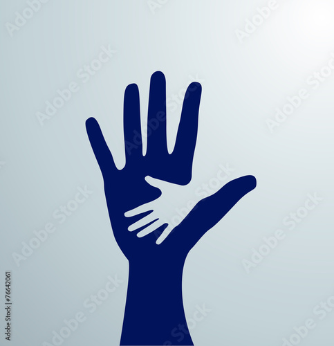 Silueta de mano sobre mano en señal de ayuda. Caridad.