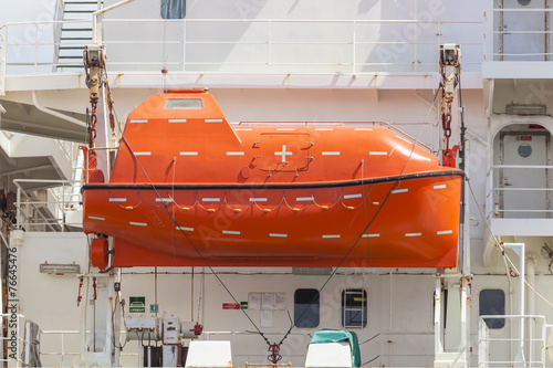 Fotografija Totally enclosed lifeboat on a cargo ship