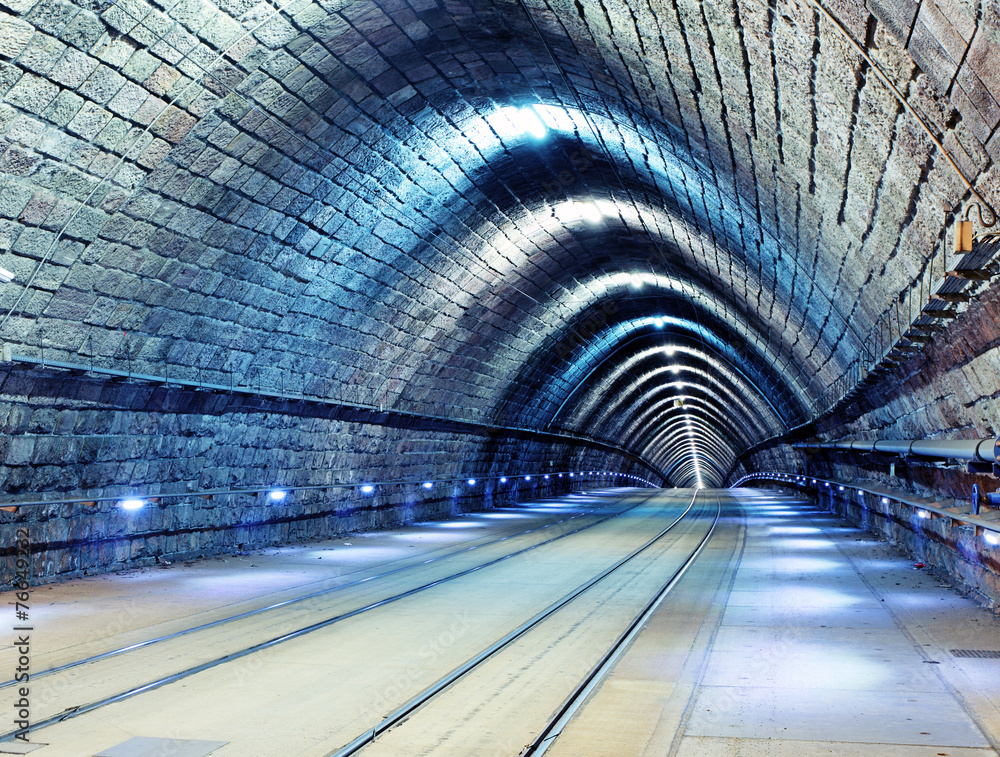 Fototapeta Tunel kolejowy w blasku światła. Fototapeta 3D