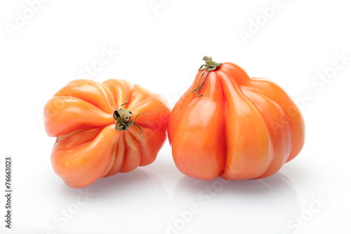 Dos tomates rosados