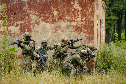 Canvas Print team of soldiers to attack the enemy