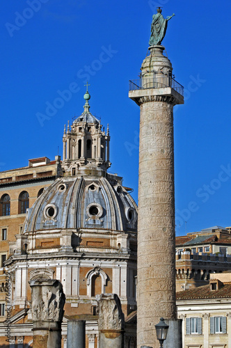 Roma i Fori Imperiali - Colonna Traiana e Santa Maria di Loreto © lamio