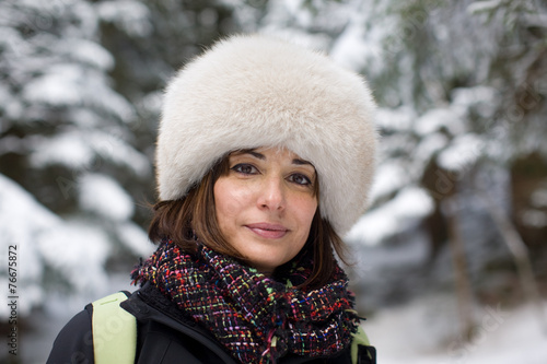 Ritratto di donna con cappello sulla neve