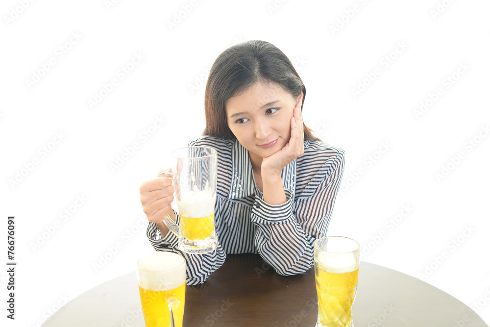 ビールを飲む女性