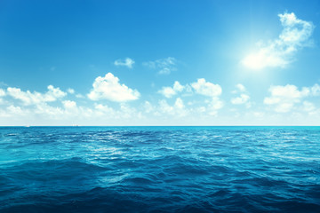 Fotobehang Oceaan golven Strakblauwe hemel boven oceaan  © Iakov Kalinin