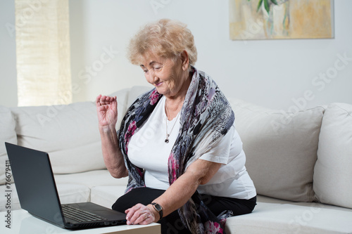 Quadro su tela Modern grandma talking on the skype