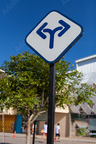 traffic sign allowing both turn left and turn right