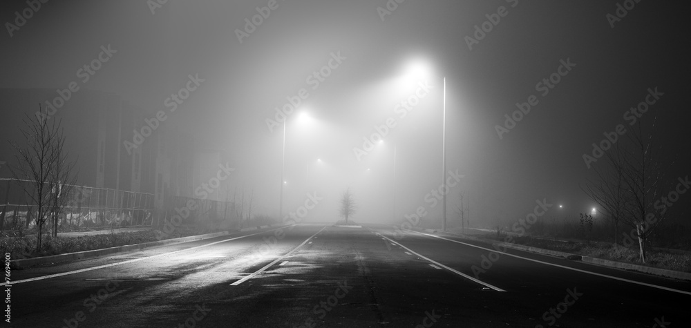 Black and white street at night with fog - obrazy, fototapety, plakaty 