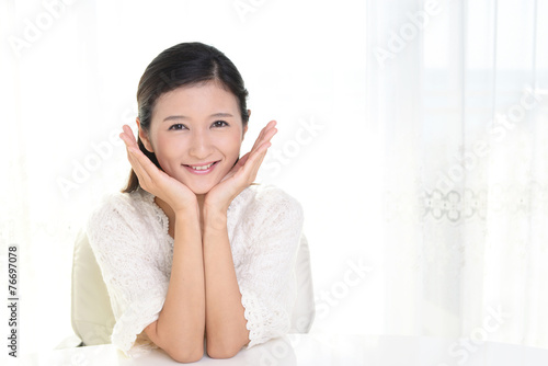 Free Download 笑顔で寛ぐ女性 - GFXLoad