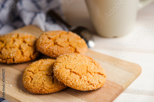 Foto homemade sugar cookies with honey on wooden board