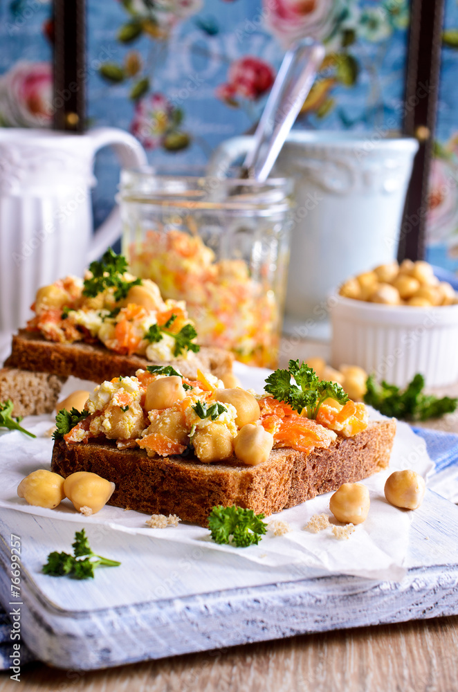 Sandwich with carrots, cheese and chickpeas