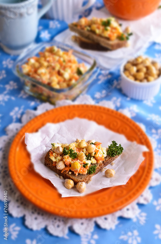 Sandwich with carrots, cheese and chickpeas