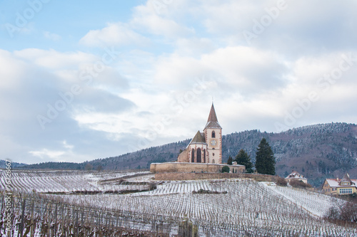 Eglise fortifiée en Alsace dans les vignes en hiver  photo