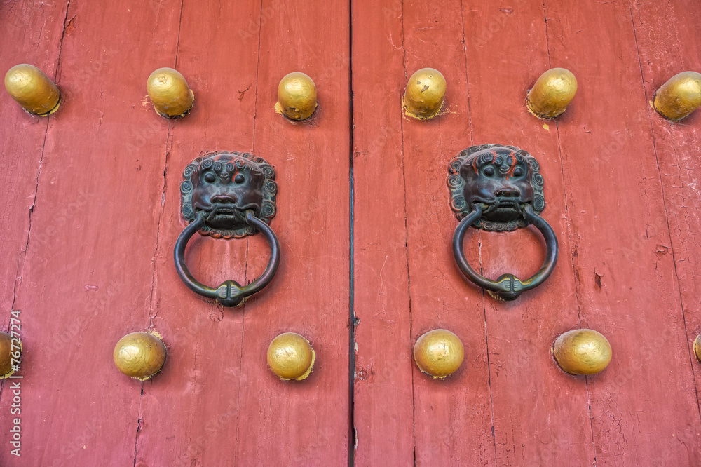 Φωτογραφία The art of Chinese temple wooden door and door knocker