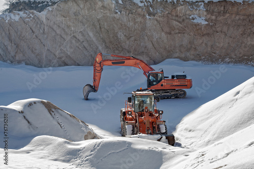 miniera e mezzi meccanici sotto la neve photo