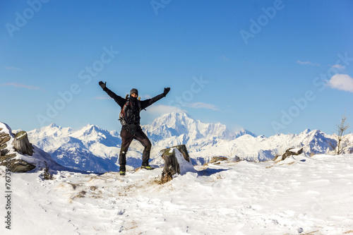 Persona felice in montagna con braccia alzate