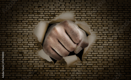 Faustschlag durch die Mauer