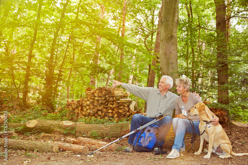 Paar Senioren sieht Ziel im Wald
