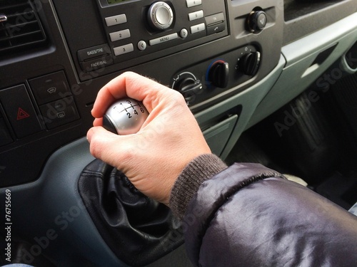 Billede på lærred Mann im Lieferwagen