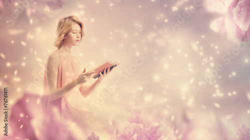 Φωτογραφία Young woman reading a book