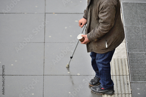 Quadro su tela Beggar on sidewalk