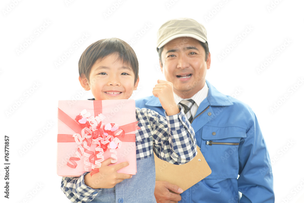 プレゼントを持つ笑顔の男の子 プレゼントを持つ笑顔の男の子