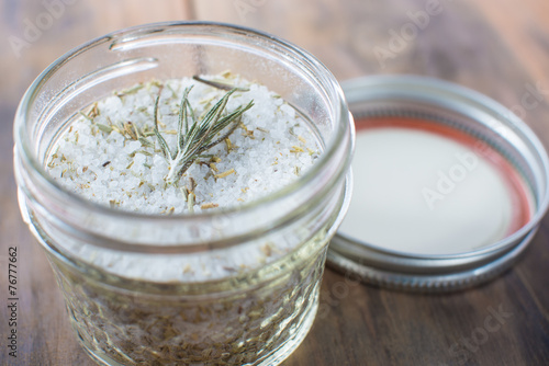 Rosemary flavored finishing salt