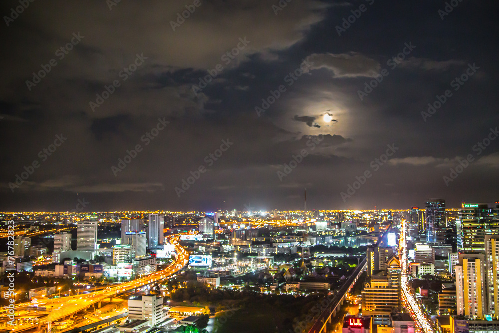 バンコクの夜景と満月
