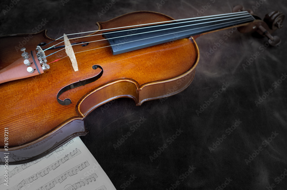 Naklejka premium Classic violin vintage on leather background