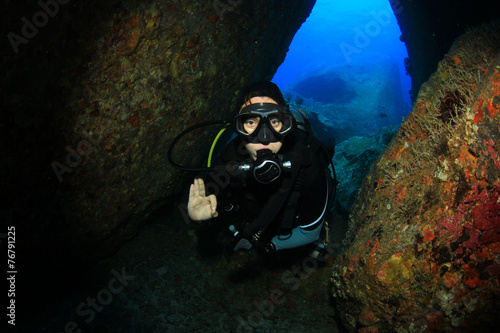 Fototapeta Naklejka Na Ścianę i Meble -  Young woman scuba diver in underwater cavern
