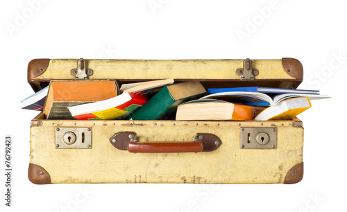 Alter Koffer voller Bücher - Kulturreise