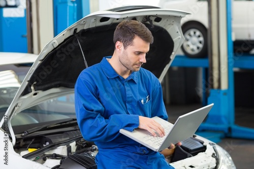 Mechanic using his laptop © WavebreakmediaMicro