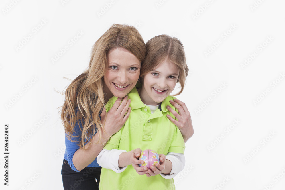 Mutter und Sohn mit Osterei, Lächeln, Portrait Mutter und Sohn mit Osterei, Lächeln, Portrait