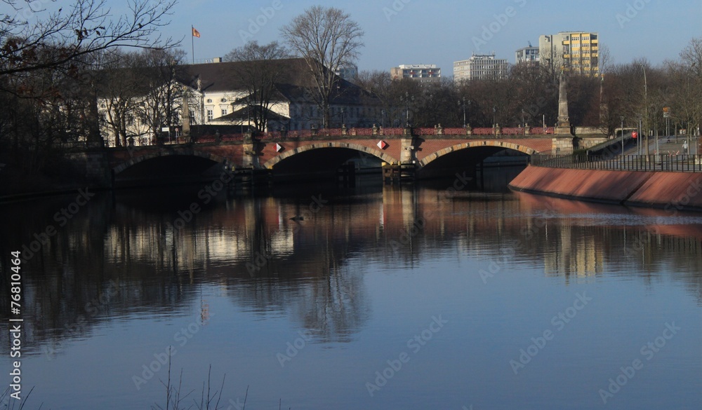 Fototapeta premium Spree mit Lutherbrücke und Schloss Bellevue