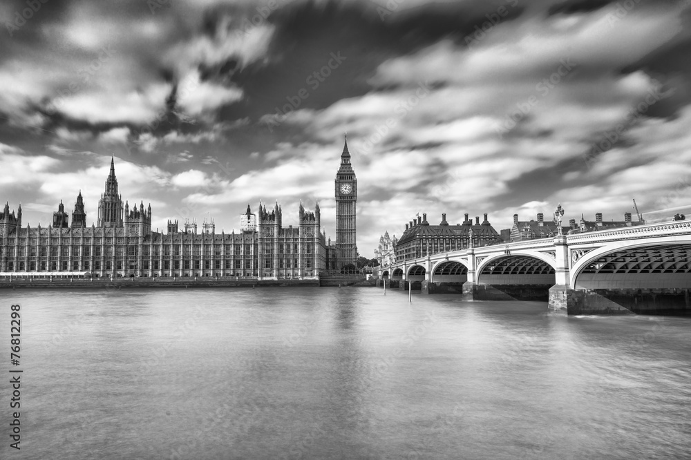 Fototapeta premium Blurred movements along Westminster Bridge, London