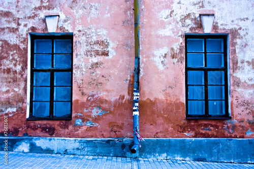 Obraz na płótnie Cracked wall with two windows w salonie