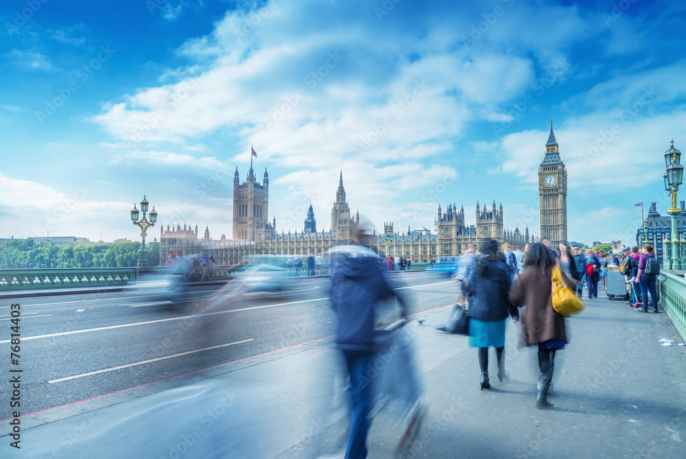 Obraz premium Blurred people moving on Westminster Bridge, London