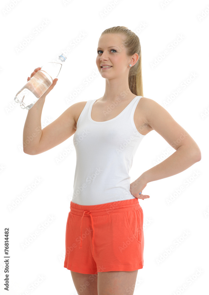 Naklejka premium junge Frau in Sportbekleidung trinkt aus einer Wasserflasche