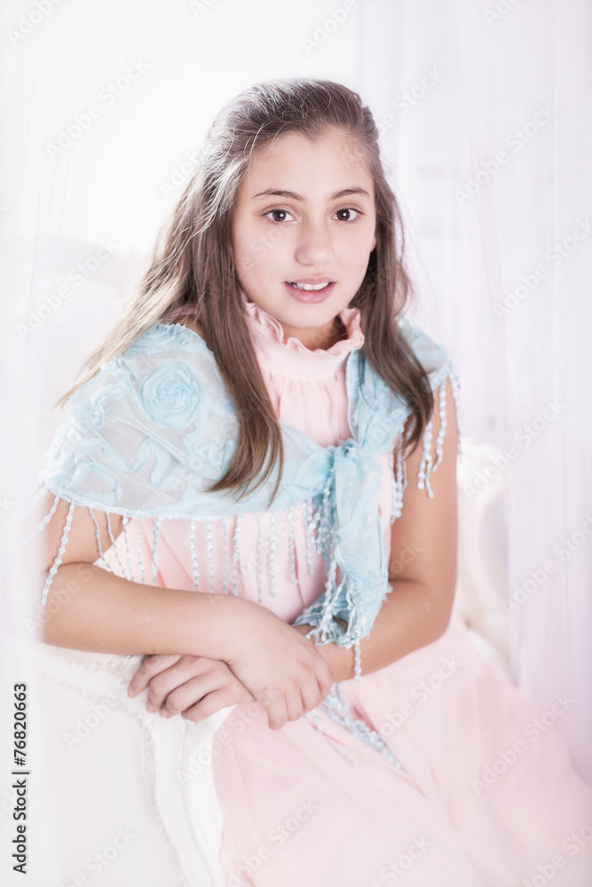 Junges Mädchen in einem zarten Kleid lachend Junges Mädchen in einem zarten Kleid lachend