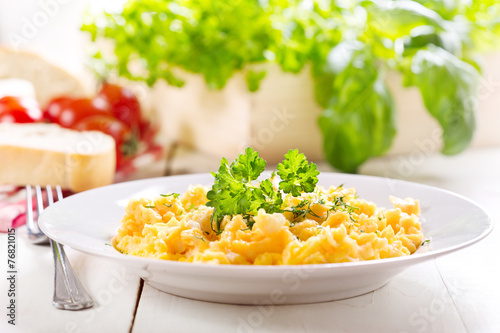 Tableau sur toile plate of scrambled eggs with parsley